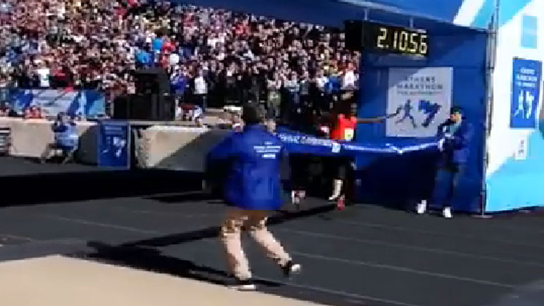 Ο Κενυάτης αθλητής Μπρίμιν Μισόιο ο μεγάλος νικητής του Μαραθώνιου