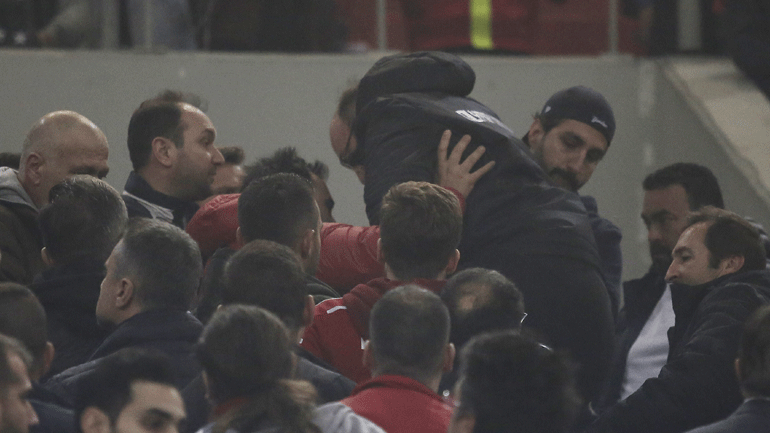 Αγωνία στην εξέδρα με φίλαθλο του Ολυμπιακού