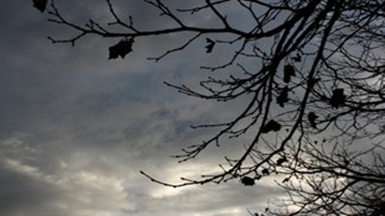 «Συννεφιασμένη Κυριακή» με τοπικές βροχές