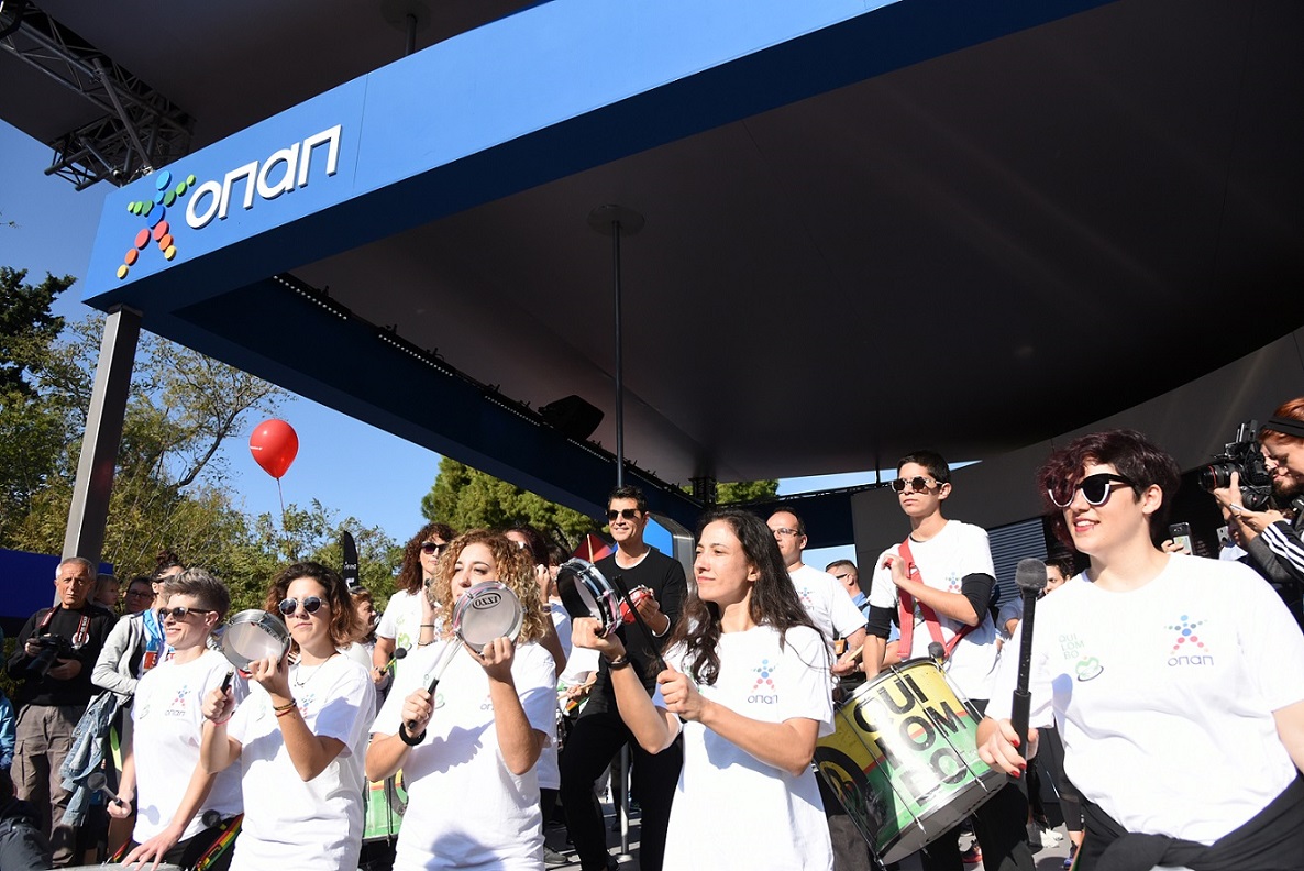 Οι τυμπανιστές δίνουν τον ρυθμό στο περίπτερο του ΟΠΑΠ