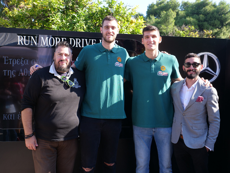 Οι παίκτες της ΚΑΕ Παναθηναϊκός ΟΠΑΠ, Γιώργος Παπαγιάννης και Ντίνος Μήτογλου ανάμεσα στον  Εμπορικό Διευθυντή της ΚΑΕ Παναθηναϊκός ΟΠΑΠ Αριστείδη Χριστόπουλο (αριστερά) και τον Διευθυντή Marketing & Επικοινωνίας της Mercedes-Benz Eλλάς Παναγιώτη Ριτσώνη (δεξιά)