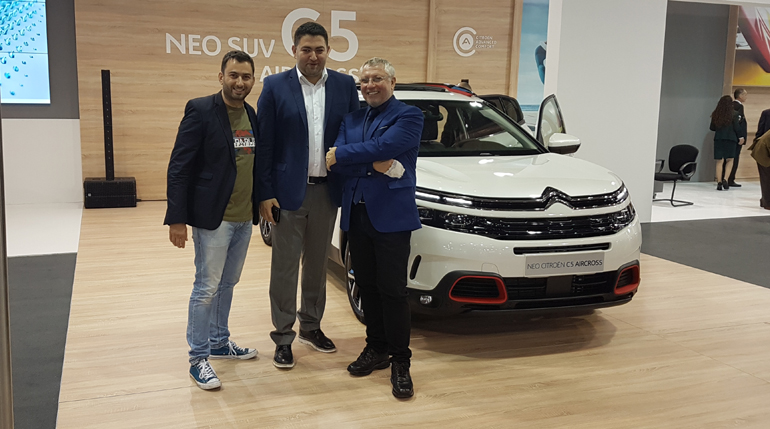 Ο επιχειρηματίας Πολυχρόνης Συγγελίδης (δεξιά) με τον συνεργάτη του στην Θεσσαλονίκη Μιχάλη Γιαννίρη και φόντο το νέο Citroen C5 Aircross