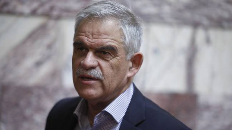 Άγνωστοι πέταξαν τρικάκια με συνθήματα έξω από το σπίτι του Ν. Τόσκα