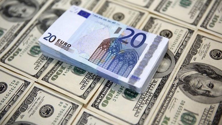 Σε χαμηλό 16 μηνών η ισοτιμία του ευρώ έναντι του δολαρίου ελέω Brexit