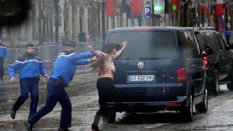 Δύο γυμνόστηθες Femen διαδήλωσαν μπροστά στην αυτοκινητοπομπή του Τραμπ