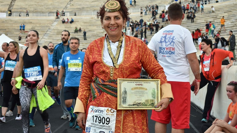 «36ος Αυθεντικός Μαραθώνιος Αθηνών»: Η καρκινοπαθής αθλήτρια που μπήκε στο Καλλιμάρμαρο με ποντιακή φορεσιά