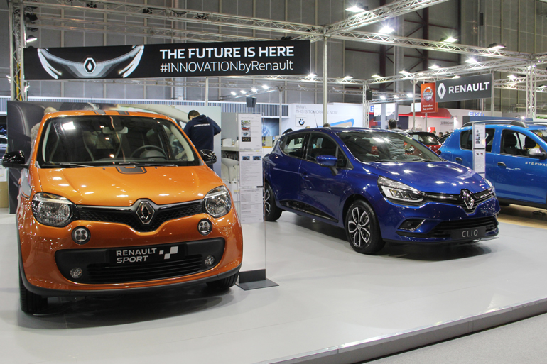 Δεξιά το Renault Clio και αριστερά το Renault Twingo GT...