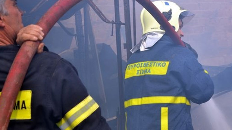 Υπό έλεγχο η φωτιά σε αποθήκη στην Δροσιά Χαλκίδας