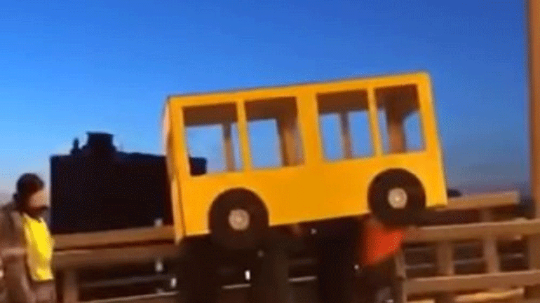 Μεταμφιέστηκαν σε λεωφορείο και επιχείρησαν να διασχίσουν γέφυρα