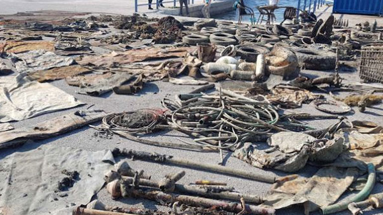 Καραβόπανα, γυάλινα ποτήρια και λάστιχα βρήκαν δύτες στο λιμάνι του Πόρου