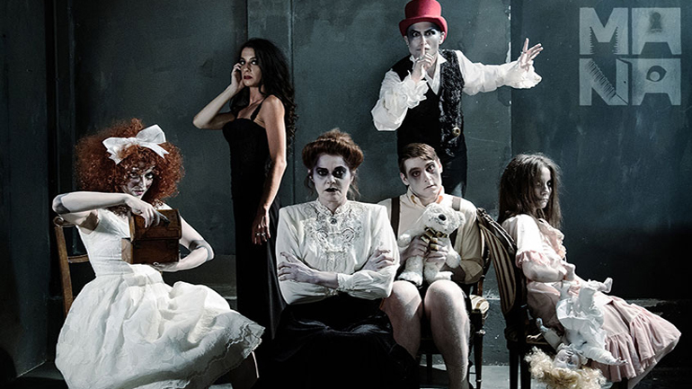 «Μάνα» στο θέατρο Faust – Ένα μουσικό, σκοτεινό κοινωνικό παραμύθι για ενήλικες