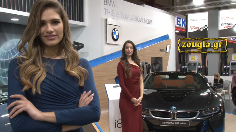 Τα μοντέλα παρουσιάζουν τα αυτοκίνητα της έκθεσης αυτοκινήτου…