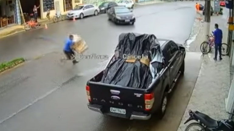 Αυτοκίνητο εναντίον άνδρα!