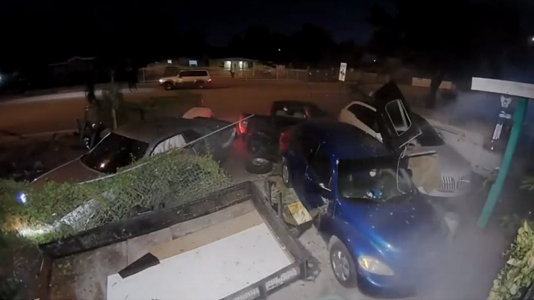 Διέλυσε τέσσερα αυτοκίνητα και έφυγε σαν κύριος!