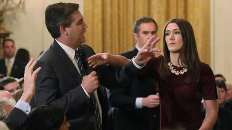 Η δικαστική διαμάχη Τραμπ – CNN για την αφαίρεση διαπίστευσης του Ακόστα