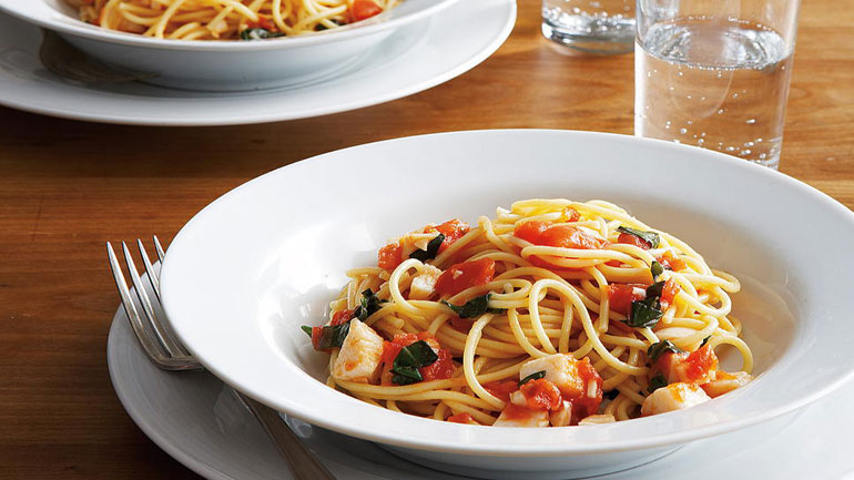 Πιάτο για διαβητικούς: Ζυμαρικά με χτένια, ντομάτα, ελιές και φρέσκο βασιλικό