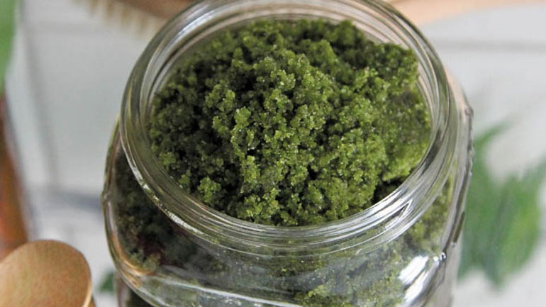 Homemade scrub για το σώμα με βάση το τσάι matcha