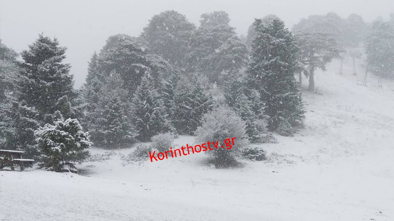 Έπεσαν τα πρώτα χιόνια στη Ζήρεια και στην Καρυά Κορινθίας