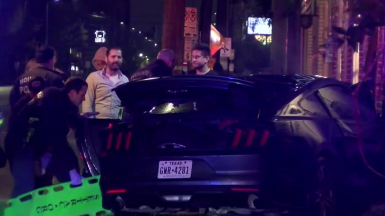 Mustang εισέβαλε σε μπαρ!