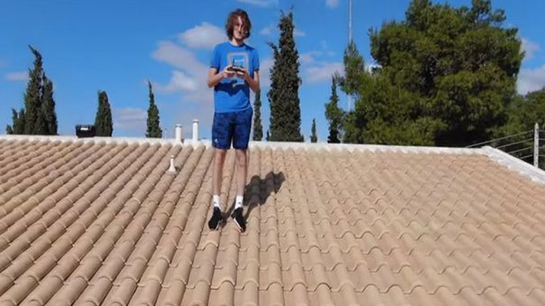 Ο Τσιτσιπάς πετάει drone πάνω στα κεραμίδια του σπιτιού του
