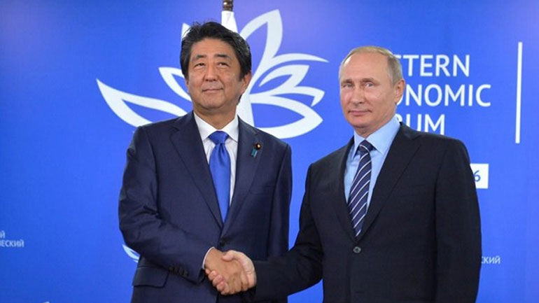 Άμπε προς Πούτιν: Δεν θα εγκατασταθούν βάσεις των ΗΠΑ σε δύο νησίδες αν επιστραφούν στη χώρα μου