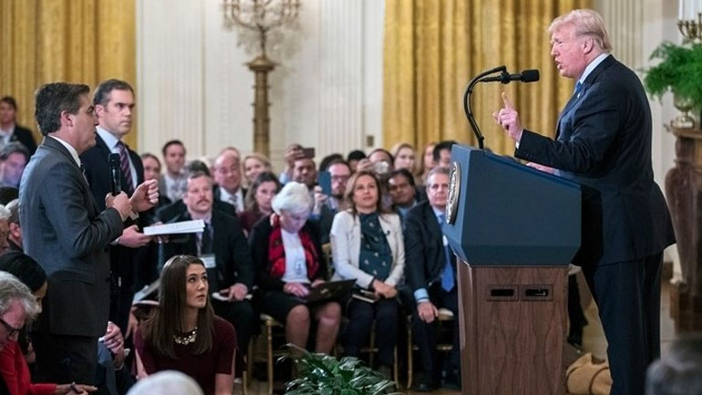 ΗΠΑ: Δικαστήριο διέταξε τον Λευκό Οίκο να επαναφέρει τη διαπίστευση του δημοσιογράφου Τζιμ Ακόστα