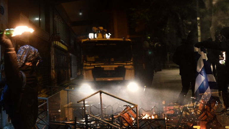 Μολότοφ, χημικά και “αύρες” στο Πολυτεχνείο