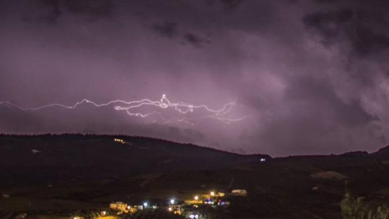 Οι αστραπές έκαναν τη νύχτα… μέρα στο Ηράκλειο