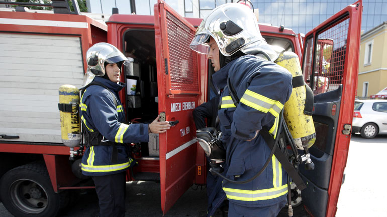 Φωτιά σε διπλοκατοικία στη Θέρμη και σε δυο Ι.Χ αυτοκίνητα στο Κορδελιό