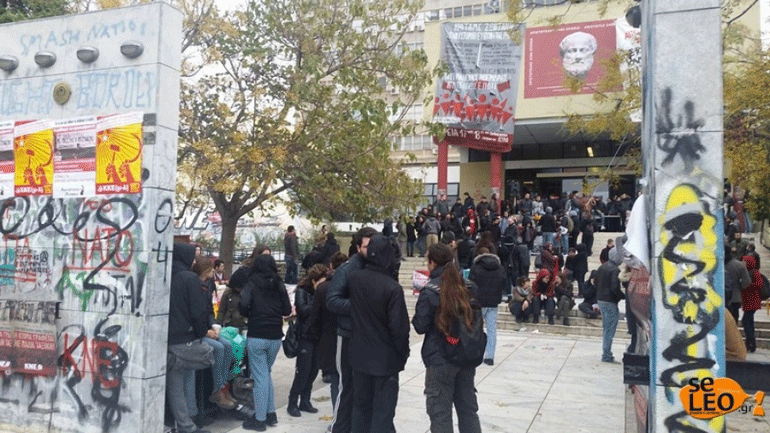 Φοιτητές κατέστρεψαν τα στεφάνια από ΕΚΘ, ΓΣΣΕ – ΑΔΕΔΥ στο Πολυτεχνείο Θεσσαλονίκης