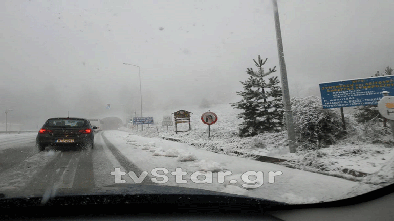 Κατέφθασαν τα χιόνια στο Καρπενήσι