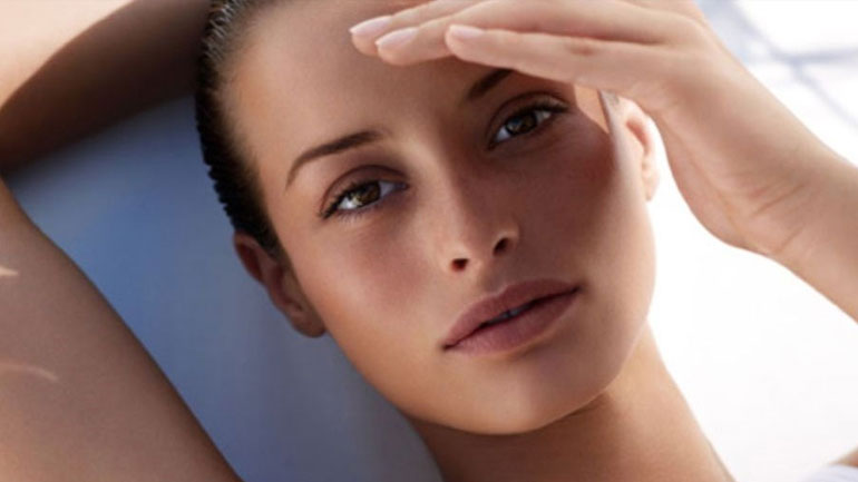 Το λάθος που κάνουμε όλες καθημερινά και καταστρέφει την επιδερμίδα μας