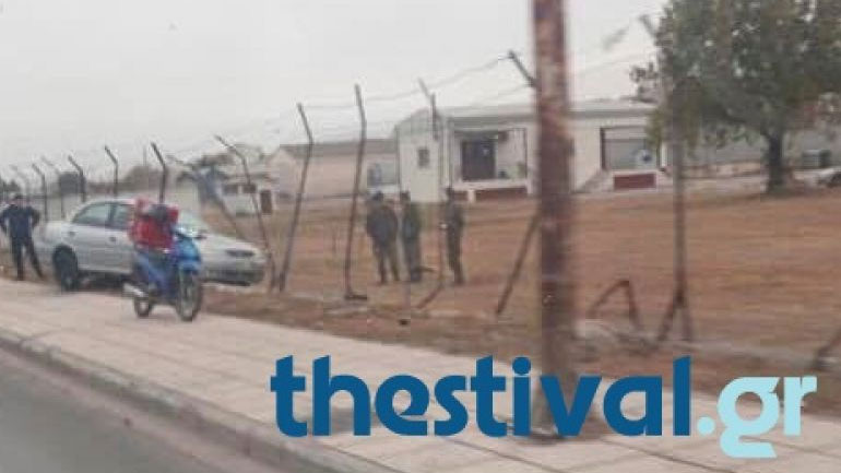 Αυτοκίνητο έπεσε πάνω σε φράκτη στρατοπέδου στη δυτική Θεσσαλονίκη