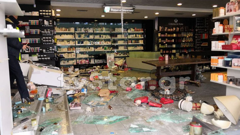 Βίντεο ντοκουμέντο: Βαν εισβάλλει στο φαρμακείο και κτυπάει πελάτη