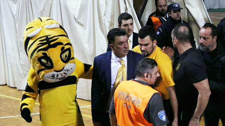 Άρης: «Ακόμα και όσοι δεν ξέρουν μπάσκετ, κατάλαβαν τα λάθη των διαιτητών»