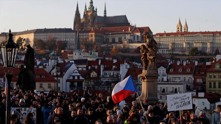 Τσεχία: Χιλιάδες διαδηλωτές ζήτησαν την παραίτηση του πρωθυπουργού