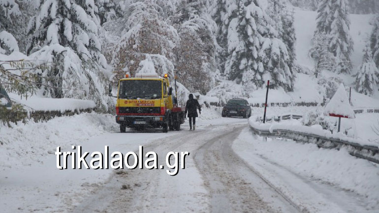 Συνεχίζεται η χιονόπτωση στη Δυτική Θεσσαλία – Αντιολισθητικές αλυσίδες στο νομό Τρικάλων