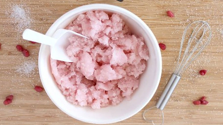 Scrub προσώπου με ρόδι και έλαιο αβοκάντο για full ενυδάτωση!