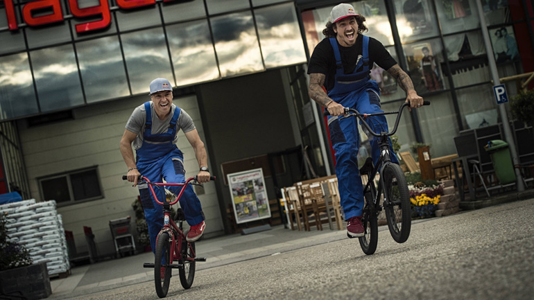 Τι συμβαίνει όταν δύο BMX riders κλειδώνονται σε ένα DIY κατάστημα;