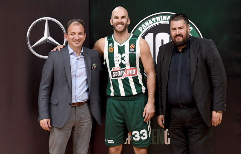 Ο Εμπορικός Διευθυντής της ΚΑΕ Παναθηναϊκός ΟΠΑΠ, Αριστείδης Χριστόπουλος, μαζί με τον Γενικό Διευθυντή Επιβατηγών Αυτοκινήτων της Mercedes-Benz Ελλάς, Νίκο Πρέζα και τον Νίκ Καλάθη