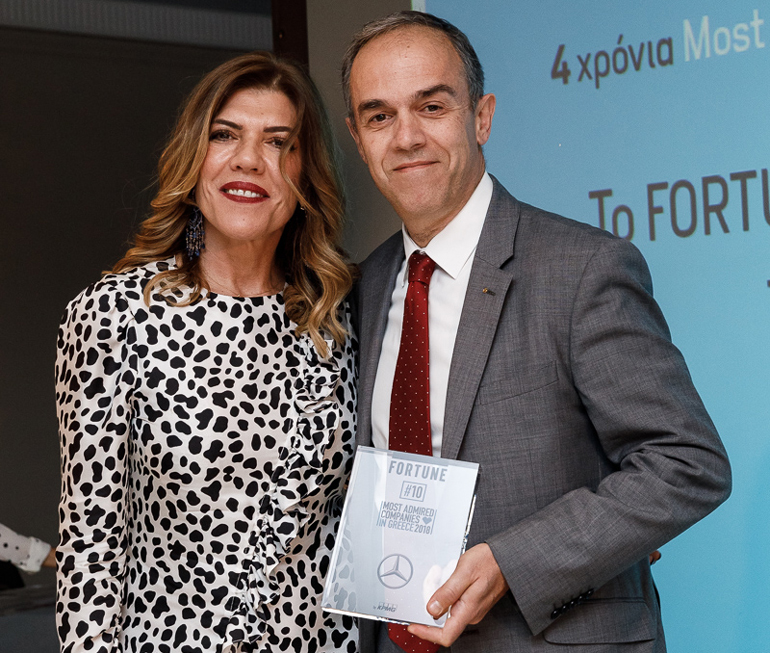 Ο Πρόεδρος & Διευθύνων Σύμβουλος Mercedes-Benz Ελλάς Ιωάννης  Καλλίγερος παραλαμβάνει το βραβείο από την Αναστασία Παρετζόγλου (Fortune Brand Manager)