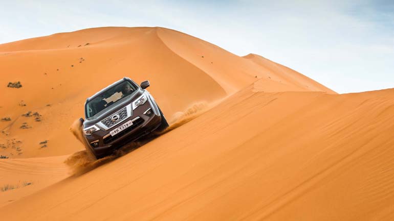 Με τα τετρακίνητα Nissan στην έρημο της Σαχάρα Με τα τετρακίνητα Nissan στην έρημο της Σαχάρα
