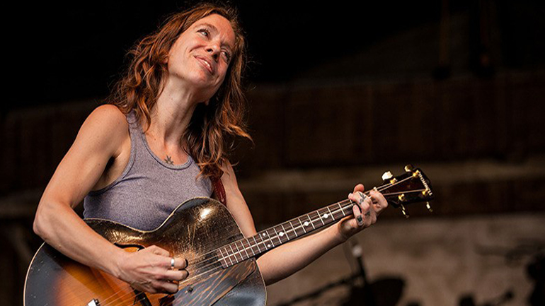 Η τραγουδίστρια, πολιτική ακτιβίστρια Άνι Ντιφράνκο γράφει τα απομνημονεύματά της