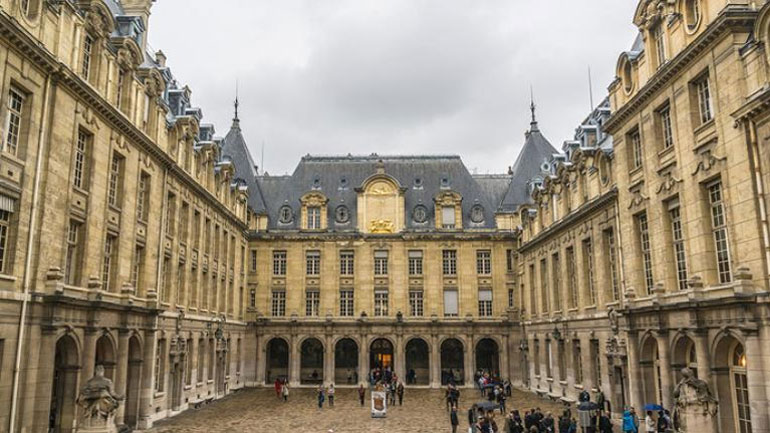 Τα γαλλικά πανεπιστήμια προσφέρουν περισσότερα μαθήματα στην αγγλική γλώσσα για να προσελκύσουν ξένους φοιτητές