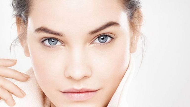 Τι να κάνετε για να εξαφανίσετε τους πόρους σας και να αποκτήσετε επιδερμίδα λεία και λαμπερή