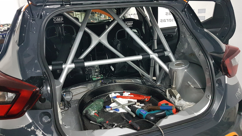 Το roll cage έχει τοποθετηθεί όπως και τα περισσότερα αξεσουάρ...