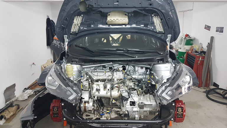 Ο κινητήρας που φορά το συγκεκριμένο αγωνιστικό είναι από Mitsubishi Evolution. Μην ξεχνάτε πως οι δύο εταιρείες (Nissan - Mitsubishi αλλά και Renault) βρίσκονται κάτω από την ίδια 'ομπρέλα'... 