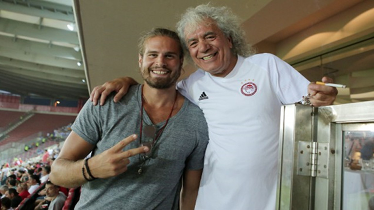 Από εθελοντής στο Μάτι, συνομιλητής τού Ρατσισμού και δέσμιος τού Χαβαλέ