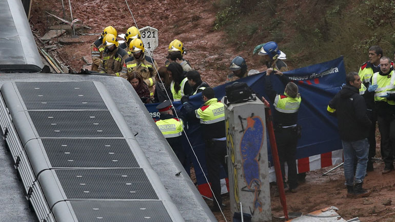 Ισπανία: Ένας νεκρός και 49 τραυματίες κατά τον εκτροχιασμό τρένου