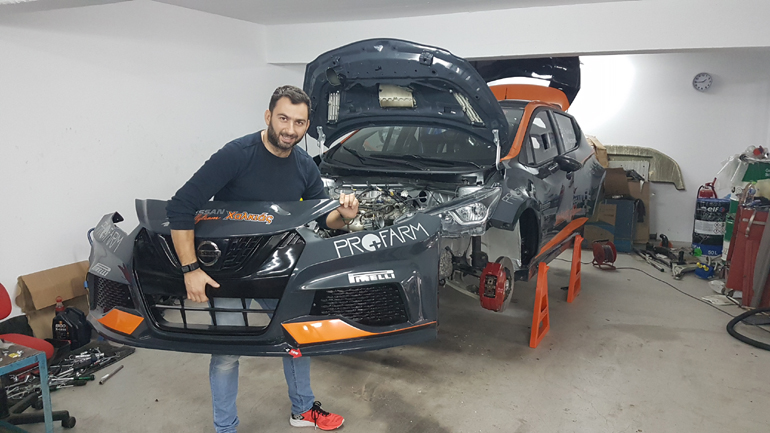 Το πρωτότυπο βρέθηκε σε ένα υπόγειο γκαράζ και φυσικά δεν χάσαμε την ευκαιρία να σας το παρουσιάσουμε για να πάρετε μία πρώτη γεύση από το νέο αγωνιστικό όπλο της Nissan Χαλκιάς το οποίος θα δούμε το 2019 στις ειδικές διαδρομές με πλήρωμα τους Θέμη Χαλκιά και Λεωνίδα Μαχαίρα